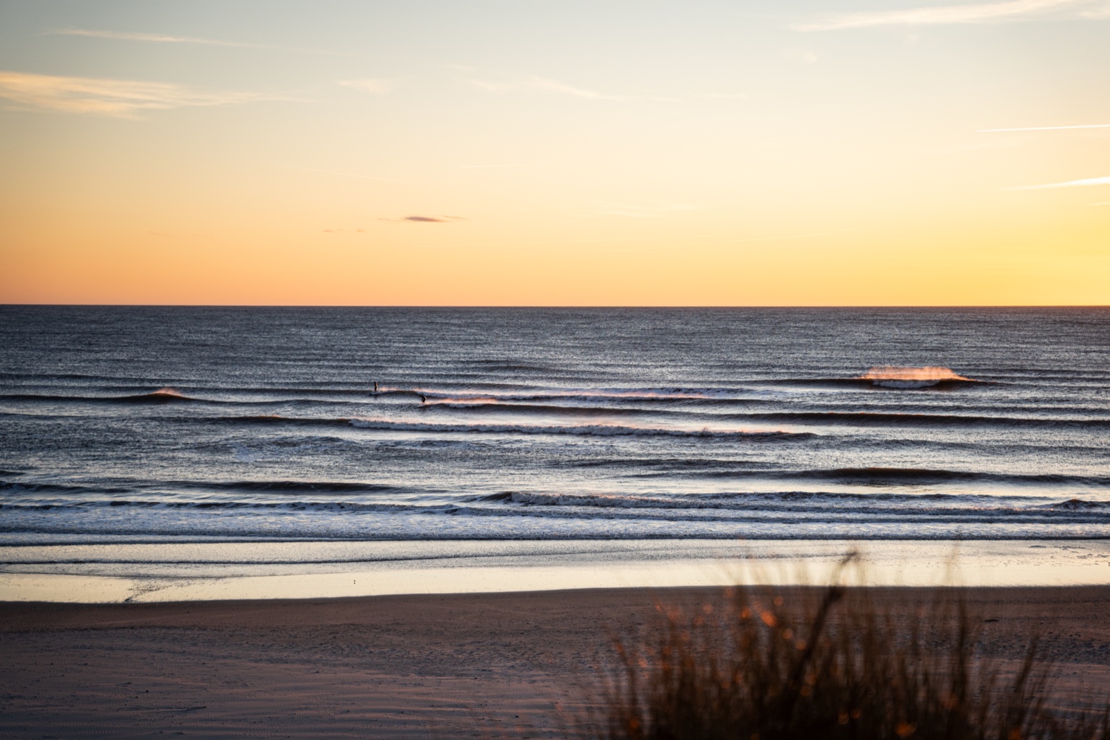 Goldene, ruhige See bei Sonnenuntergang